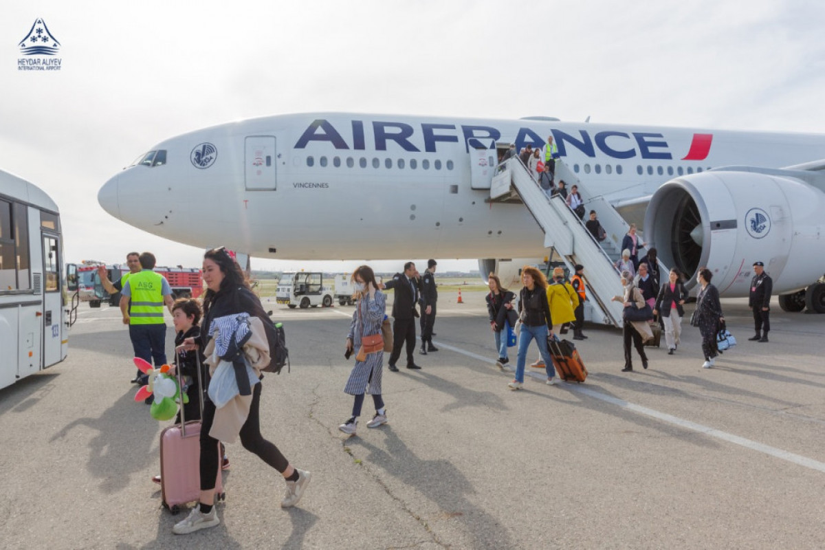Самолет авиакомпании Air France совершил экстренную посадку в Баку, в аэропорту объявлен сигнал тревоги - <span class="red_color">ФОТО