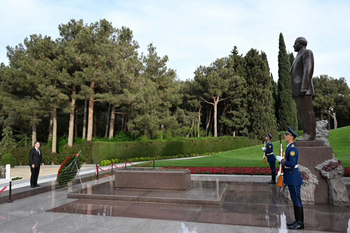 Садыр Жапаров посетил могилу Гейдара Алиева в Баку