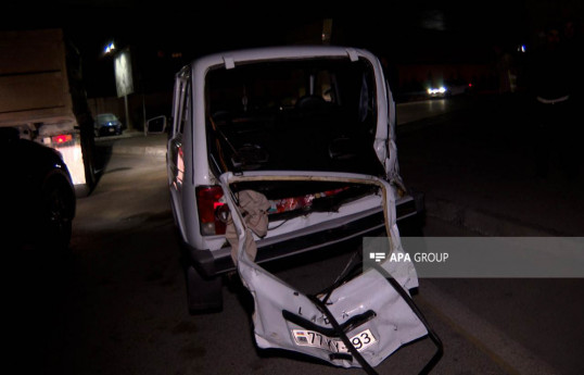 Bakıda yük avtomobili minik maşını ilə toqquşub  - FOTO 