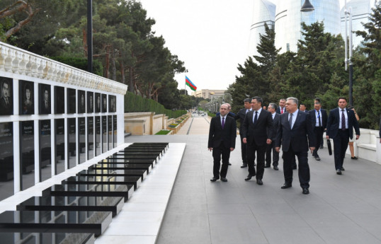 Qırğızıstan Prezidenti Sadır Japarov Bakıda şəhidlərin xatirəsini anıb