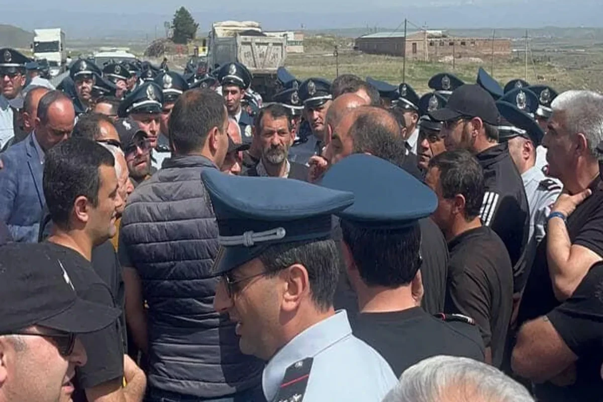 В Армении граждане перекрыли несколько автомобильных дорог в знак протеста против делимитации границы с Азербайджаном
