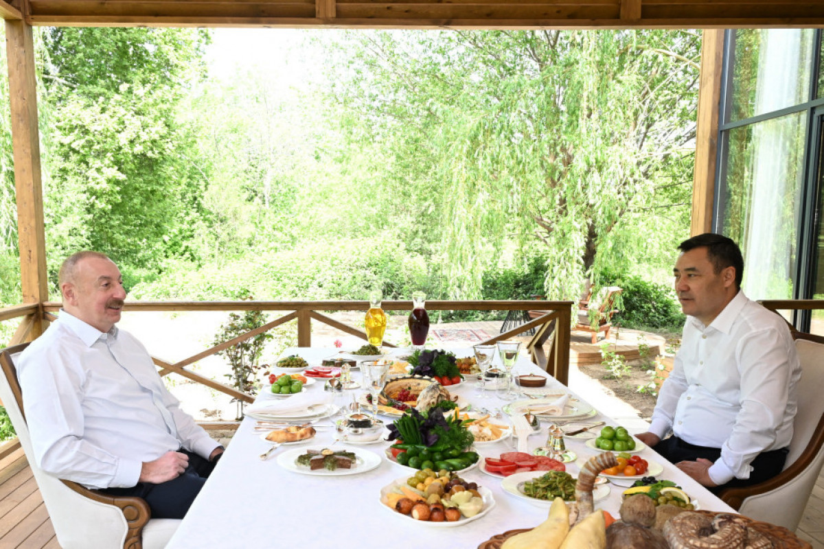 Президенты Азербайджана и Кыргызстана провели совместный обед