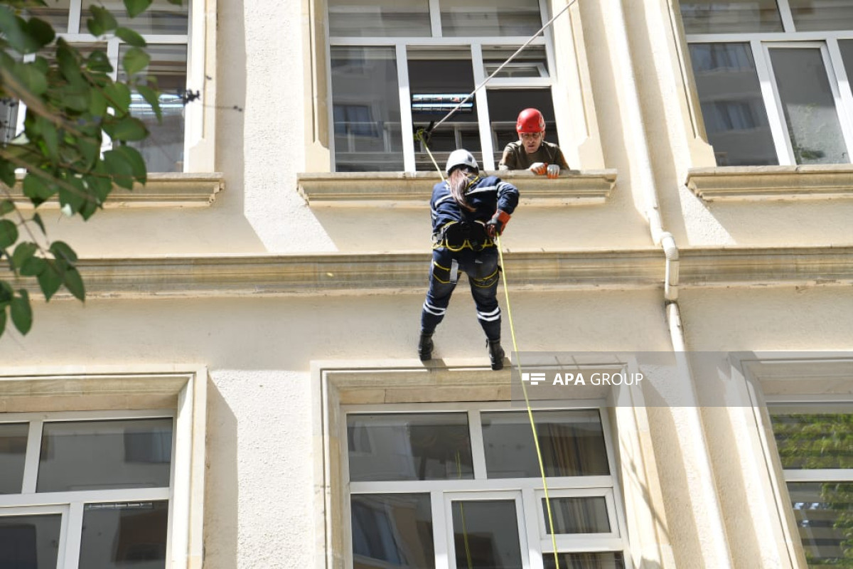 В Баку спасен человек, оказавшийся в беспомощном состоянии за закрытой дверью