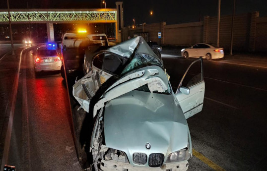 Bakıda bir neçə dövrə vuran avtomobil işıq dirəyinə çırpılıb, xəsarət alan var - FOTO 