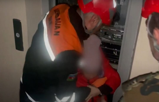 Liftdə köməksiz qalan 1 nəfər xilas edilib