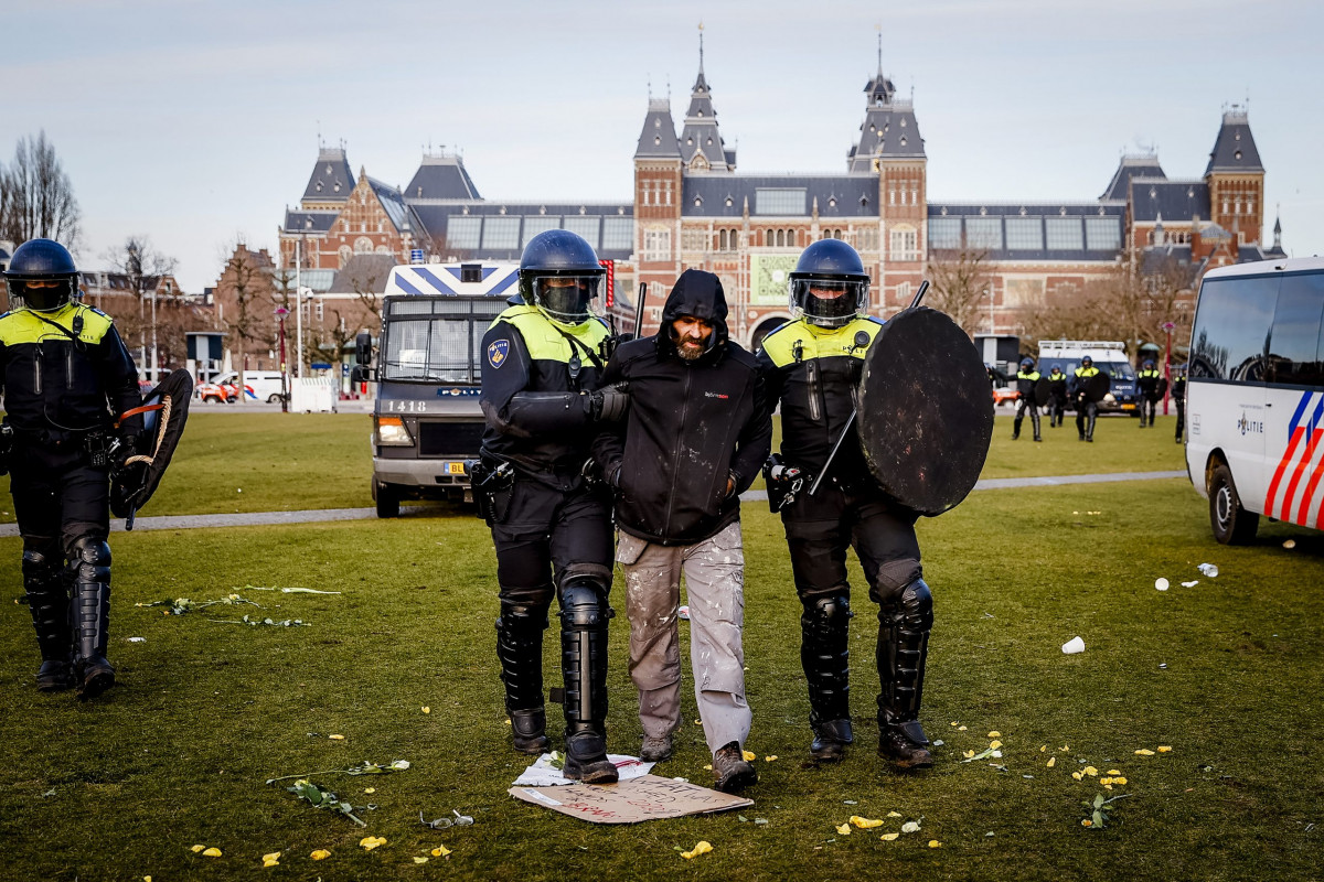 Amsterdamda keçirilən aksiyada 100-dən çox fəal saxlanılıb