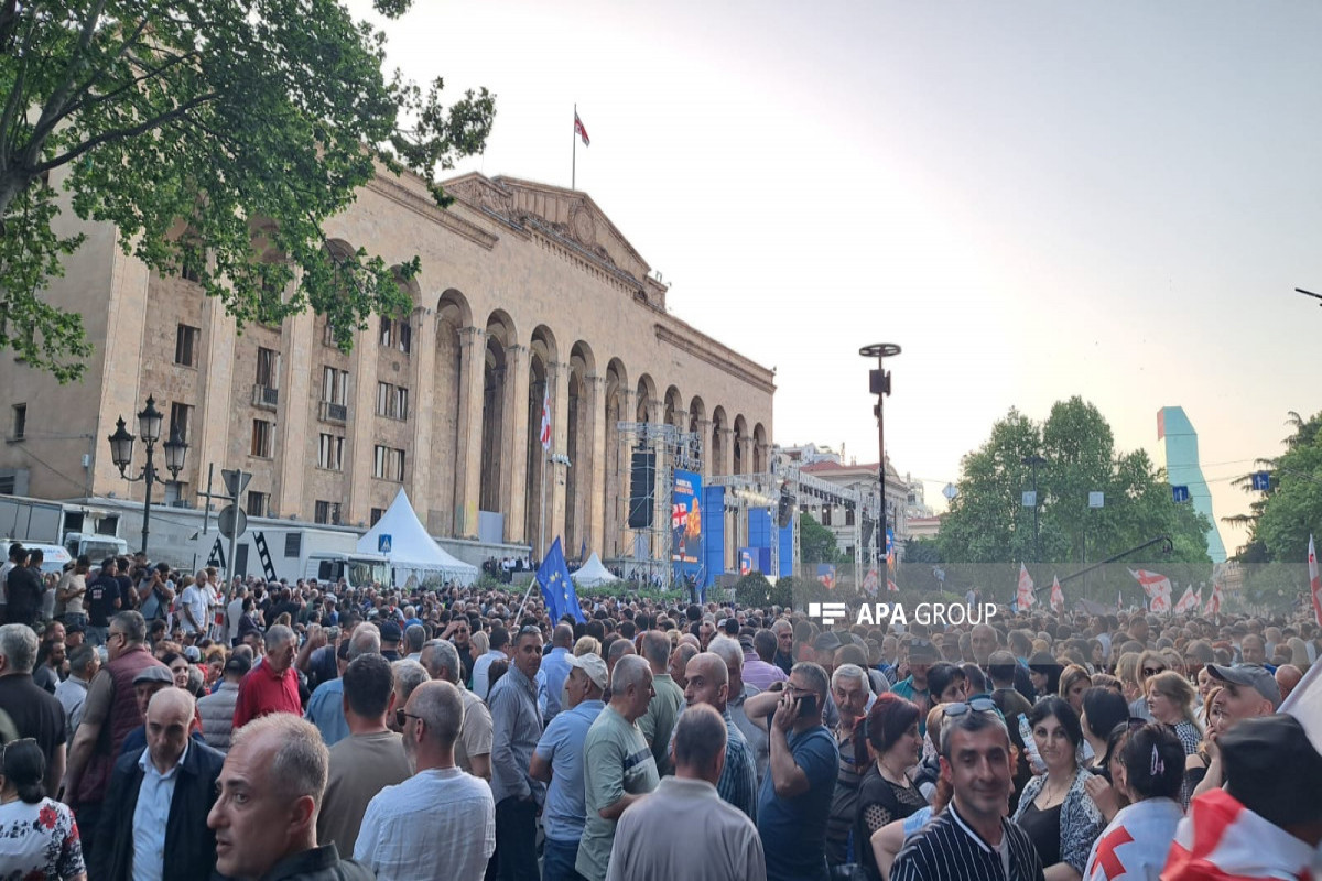Gürcüstanın hakim partiyası Tbilisidə 100 minlik "cavab mitinqi" keçirir