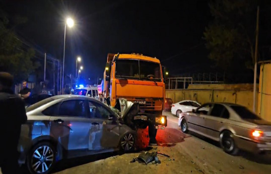 Minik avtomobili yük maşınına çırpılıb, xəsarət alanlar var  - FOTO 