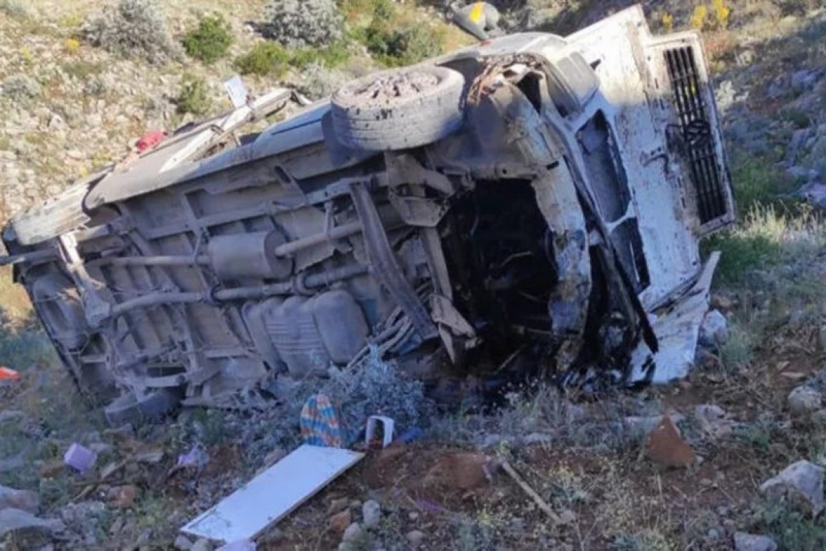 В Турции перевернулся микроавтобус, есть погибший и пострадавшие