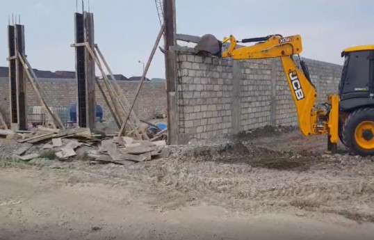 Gəncədə qanunsuz inşa olunan tikili sökülüb  - VİDEO 