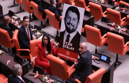 Türkiyə parlamentində dava düşüb, deputatlar yumruqlaşıblar - VİDEO 