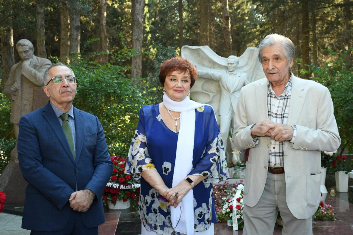 Müslüm Maqomayevin doğum günündə məzarı ziyarət edilib - FOTO 