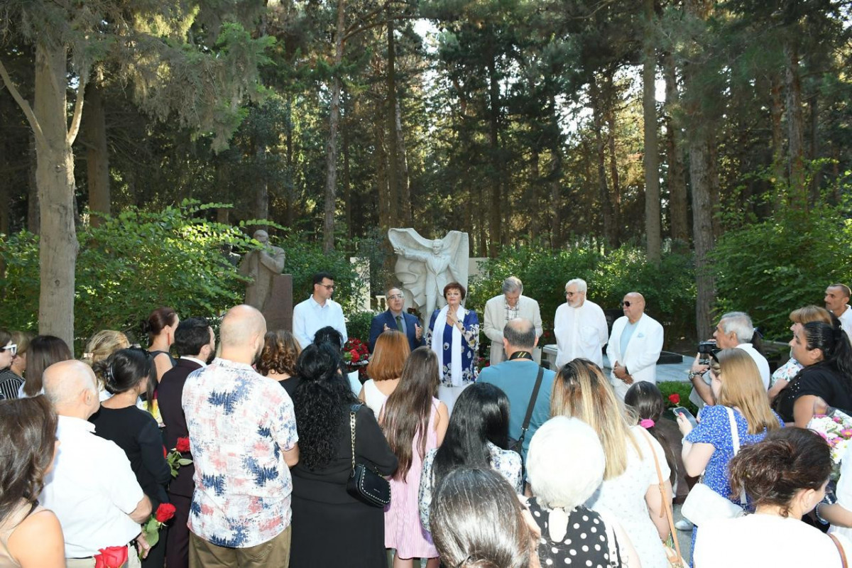 Müslüm Maqomayevin doğum günündə məzarı ziyarət edilib - FOTO 