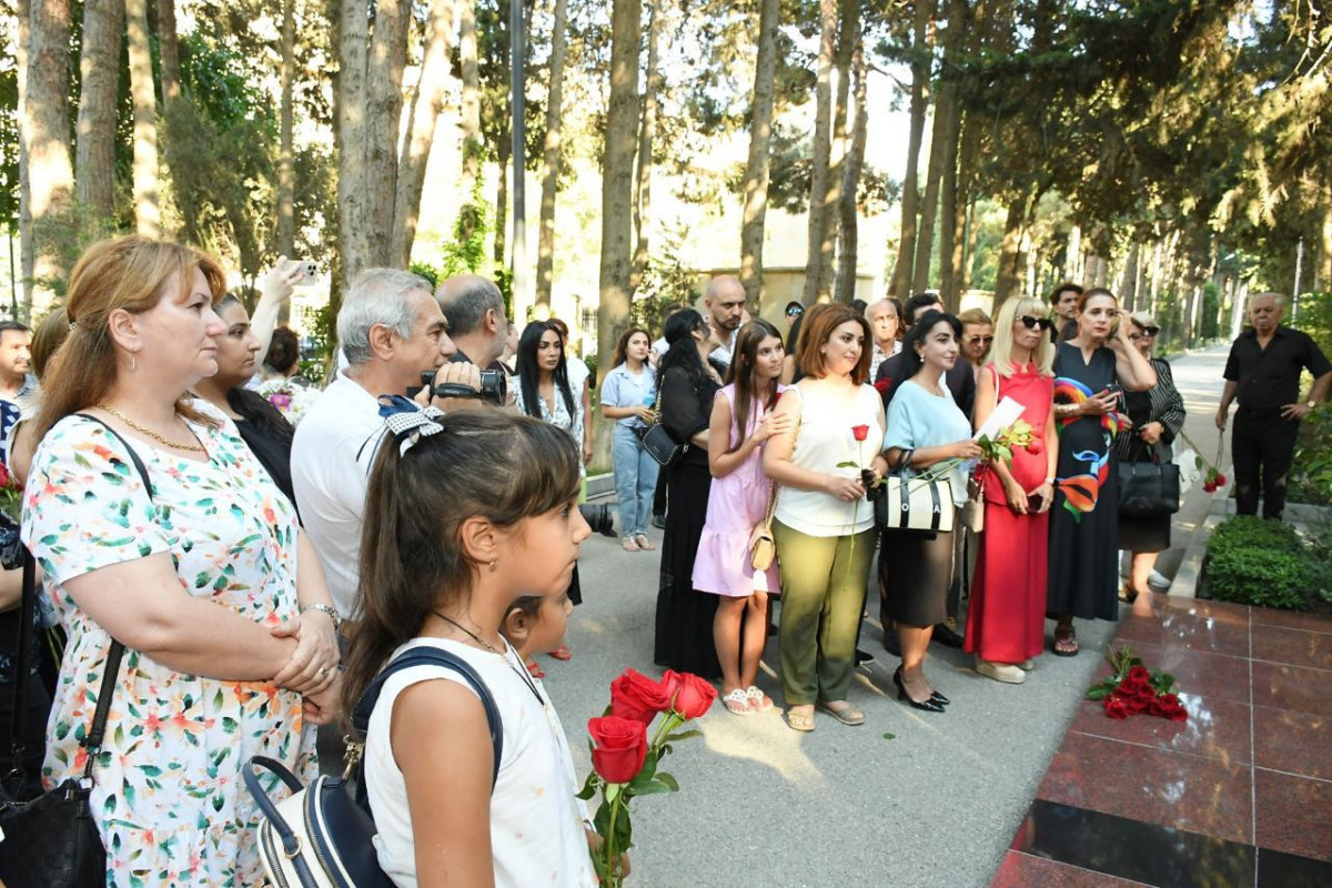 Müslüm Maqomayevin doğum günündə məzarı ziyarət edilib - FOTO 