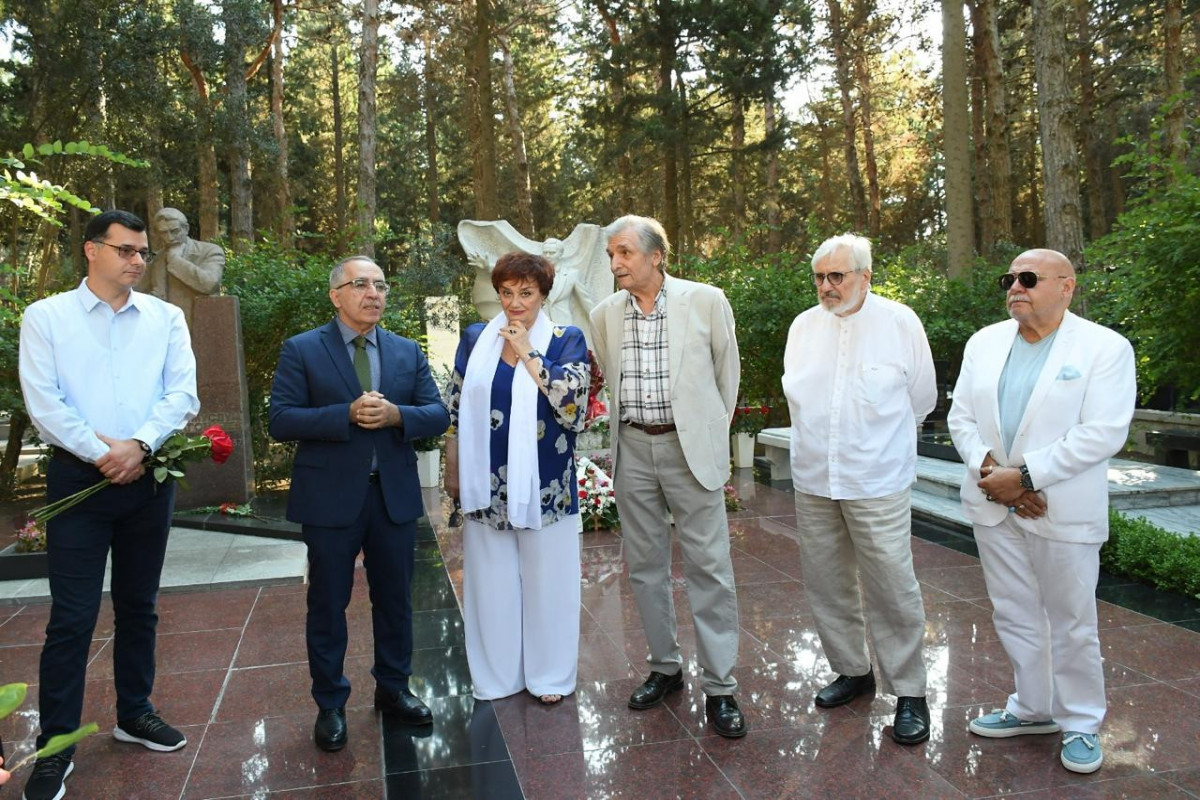 Müslüm Maqomayevin doğum günündə məzarı ziyarət edilib - FOTO 