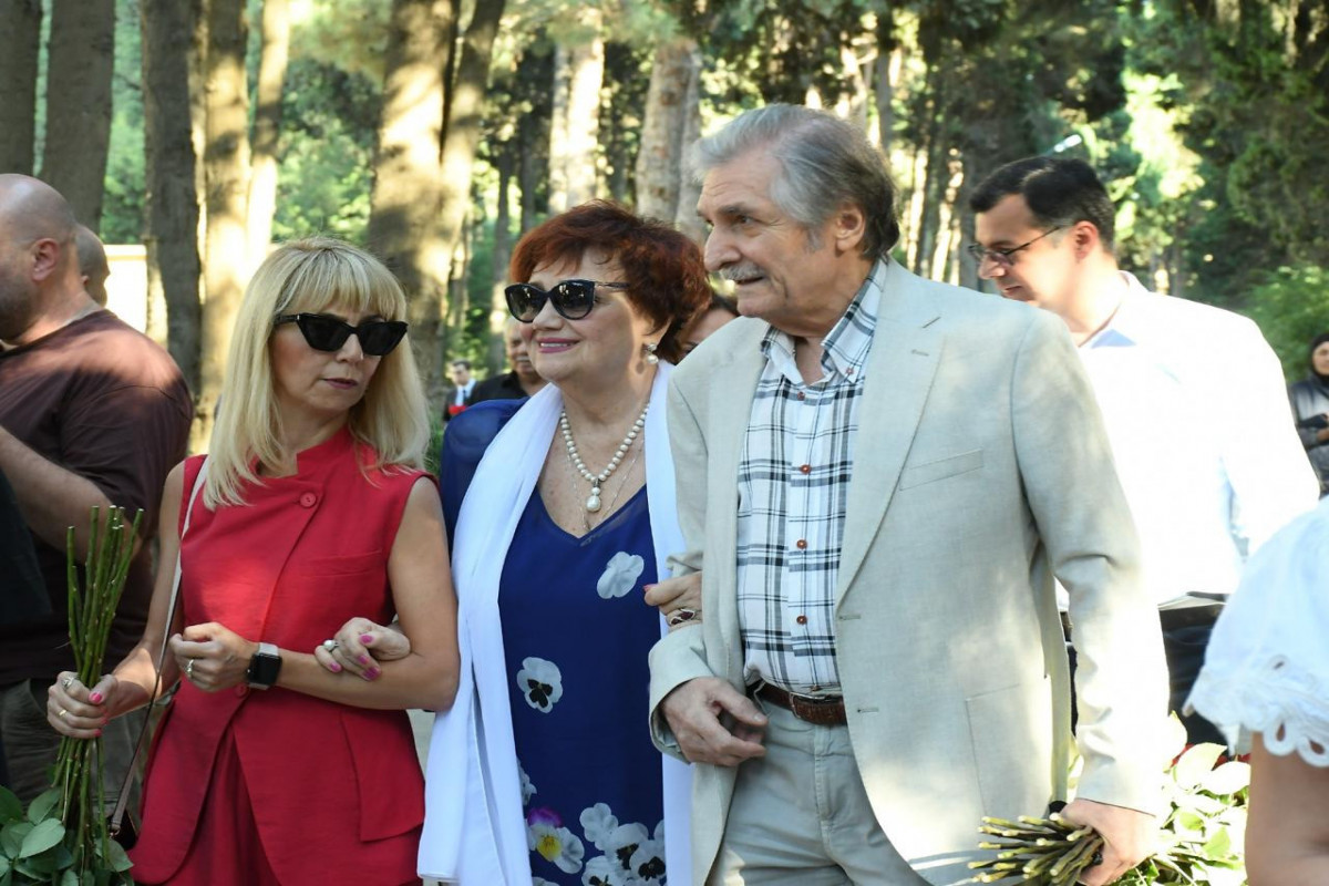 Müslüm Maqomayevin doğum günündə məzarı ziyarət edilib - FOTO 