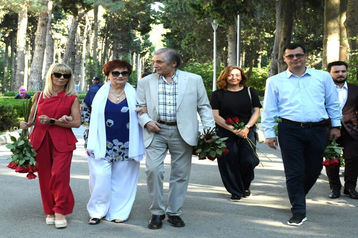 Müslüm Maqomayevin doğum günündə məzarı ziyarət edilib - FOTO 