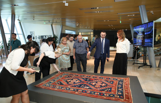 Xalça Muzeyinə Qarabağda toxunan nadir xalça hədiyyə olunub - FOTO 