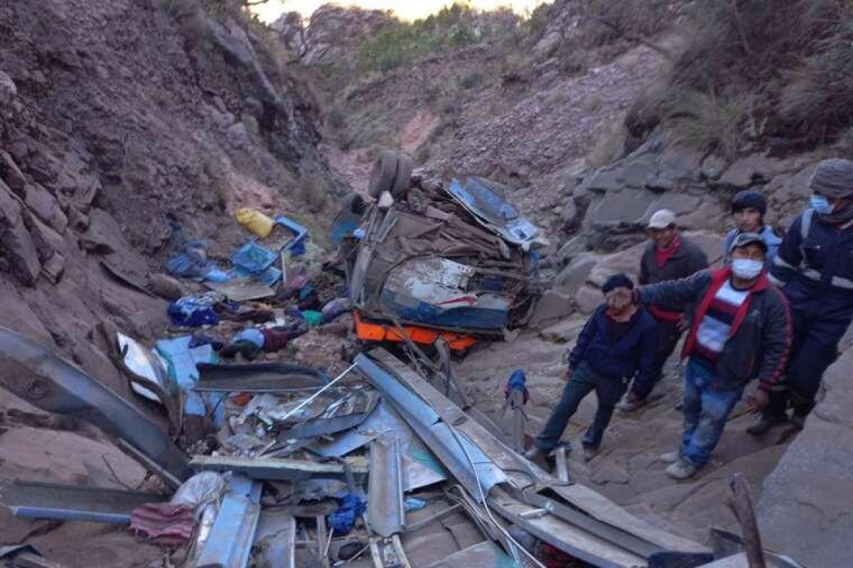 Boliviyada avtobusun qayaya çırpılması nəticəsində 14 nəfər ölüb