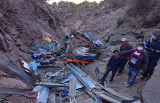 Boliviyada avtobusun qayaya çırpılması nəticəsində 14 nəfər ölüb