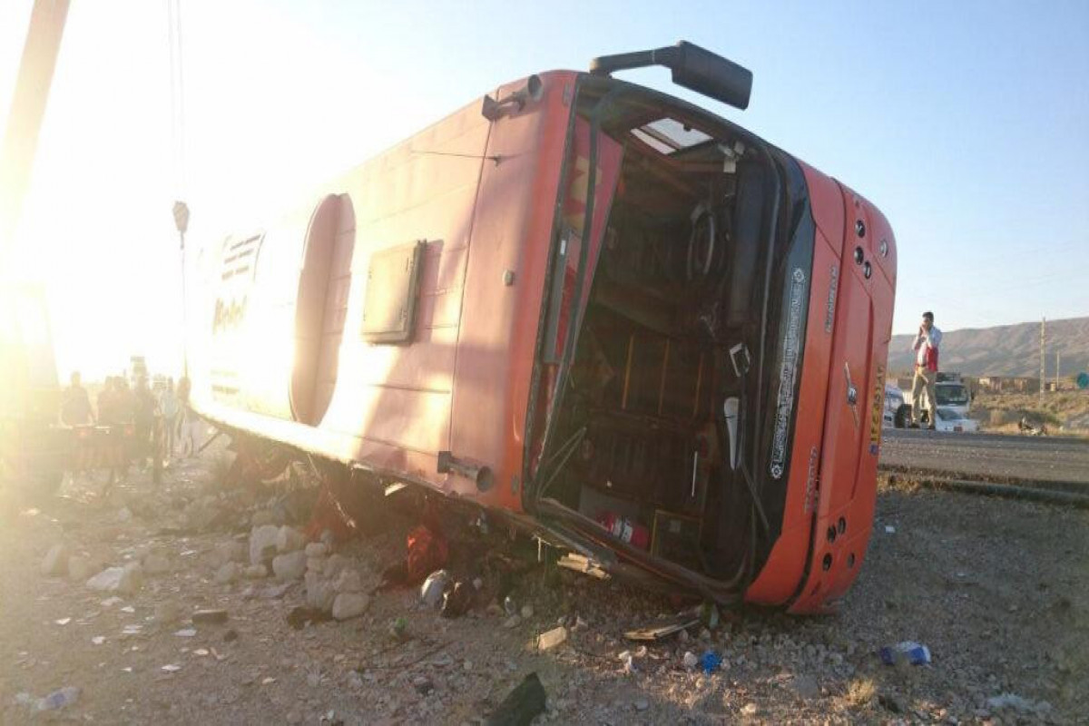 İranda zəvvarların olduğu avtobus aşıb, 28 nəfər ölüb