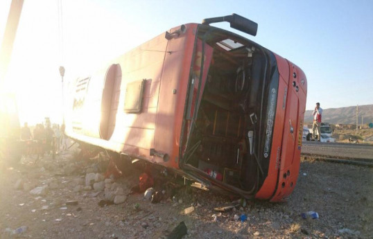 İranda zəvvarların olduğu avtobus aşıb, 28 nəfər ölüb