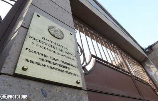 Belarusun Ermənistandakı səfirliyi önündə aksiya keçirilib, səfirdən ölkəni tərk etmək tələb olunub - VİDEO 