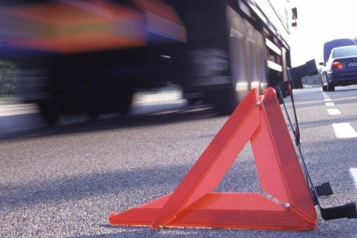 Sabunçuda yük maşını aşıb, avtomobilə və motosikletə ziyan dəyib