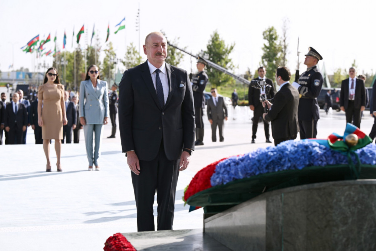 Prezident, birinci xanım və Leyla Əliyeva Daşkənddə Müstəqillik abidəsini ziyarət ediblər - YENİLƏNİB 