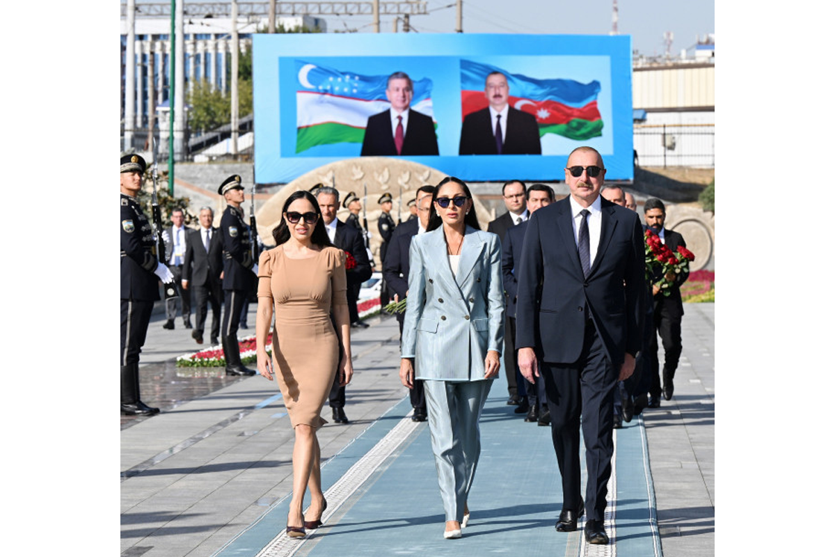 Prezident Daşkənddə Ümummilli Liderin barelyefi önündə... 7 Prezident və birinci xanım Dəşkənddə Heydər Əliyevin barelyefi önünə gül dəstələri qoyublar - YENİLƏNİB