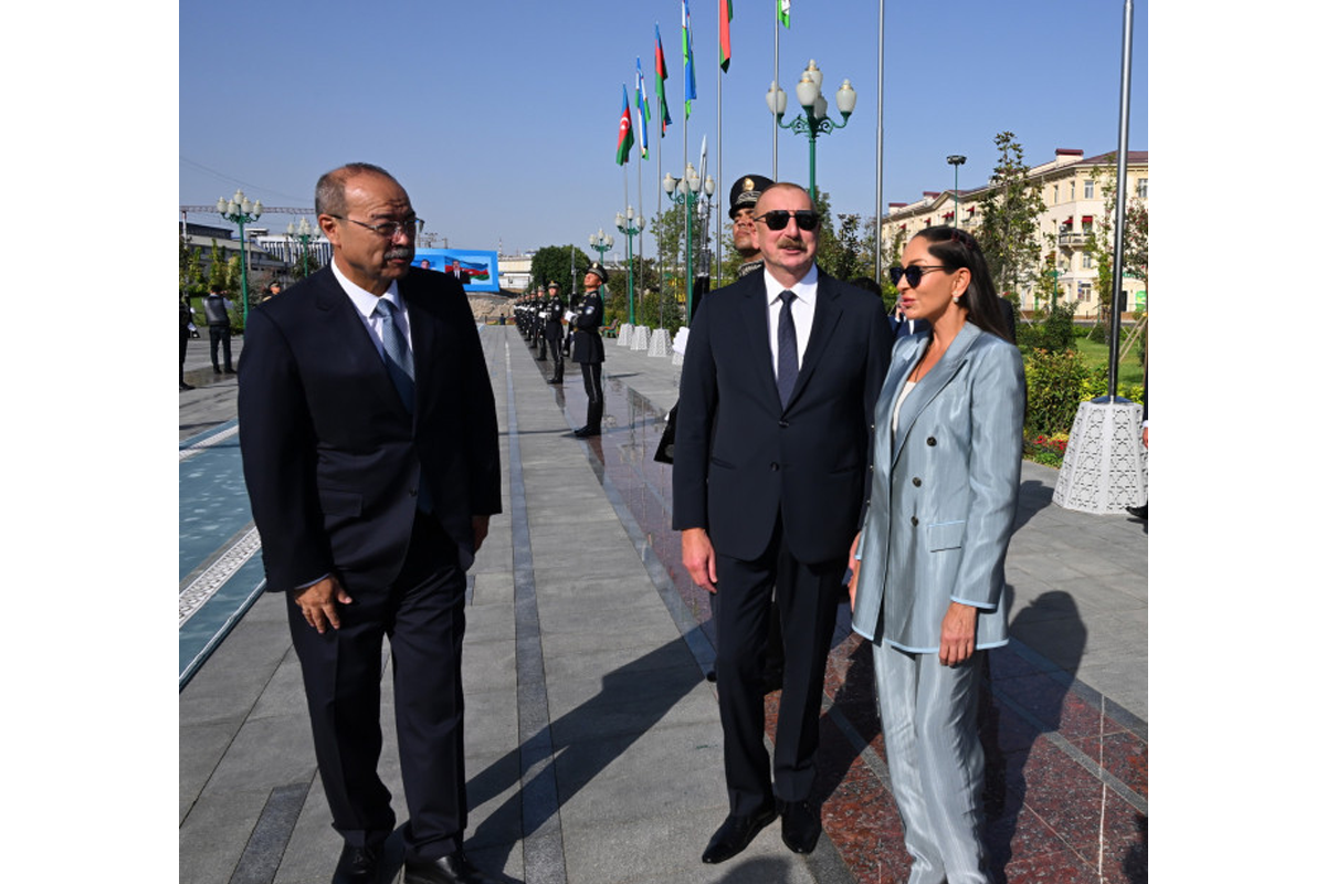 Prezident Daşkənddə Ümummilli Liderin barelyefi önündə... 8 Prezident və birinci xanım Dəşkənddə Heydər Əliyevin barelyefi önünə gül dəstələri qoyublar - YENİLƏNİB