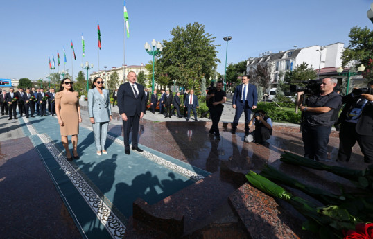 Prezident və birinci xanım Dəşkənddə Heydər Əliyevin barelyefi önünə gül dəstələri qoyublar - YENİLƏNİB 