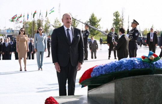 Prezident, birinci xanım və Leyla Əliyeva Daşkənddə Müstəqillik abidəsini ziyarət ediblər - YENİLƏNİB 