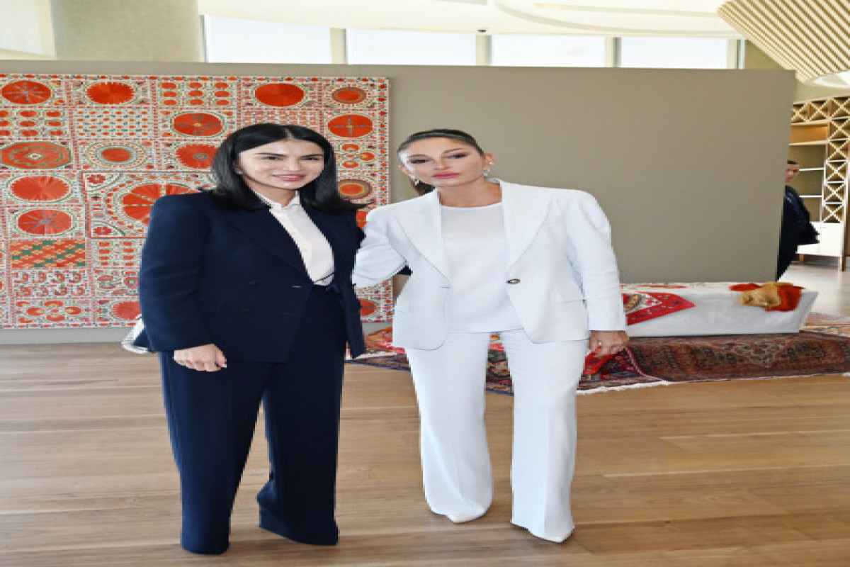 Azərbaycanın və Özbəkistanın birinci xanımları və qızları Daşkənddə sərgi ilə tanış olub