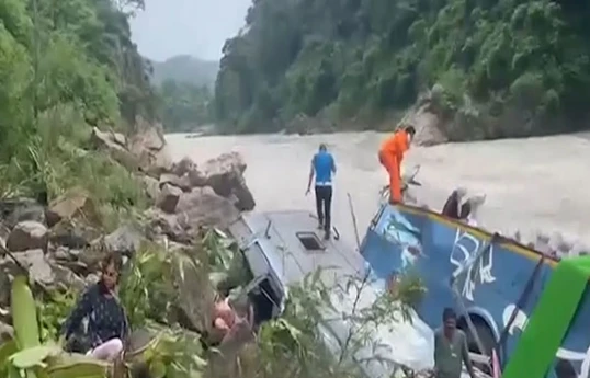 Nepalda sərnişin avtobusu çaya aşıb, 14 nəfər ölüb