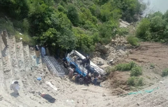 Pakistanda zəvvarları daşıyan avtobus dərəyə aşıb, onlarla ölü və yaralı var