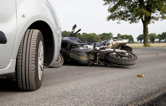 Qusarda motosikletlə avtomobil toqquşub, ölən var