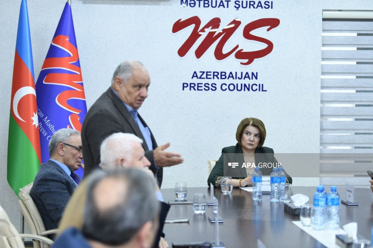 Mətbuat Şurası Qulu Məhərrəmli və Vüsalə Mahirqızına plaket təqdim edib