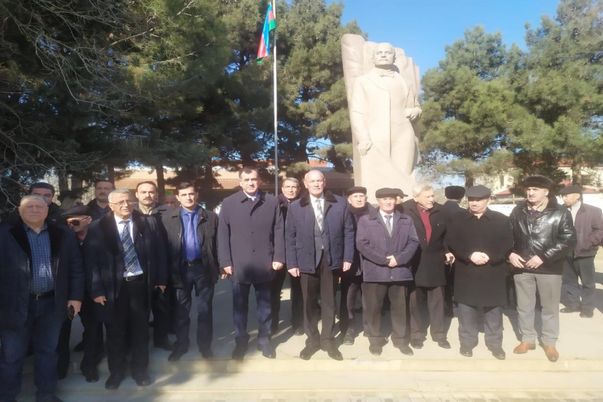 ®  Qüdrət Həsənquliyev Məhəmməd Əmin Rəsulzadənin abidəsini ziyarət edib
