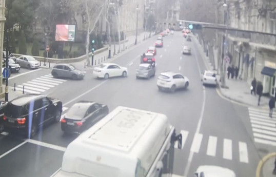 Bakıda narkotik vasitənin təsiri altında ondan çox avtomobilə ziyan vuran sürücü həbs edilib - VİDEO 