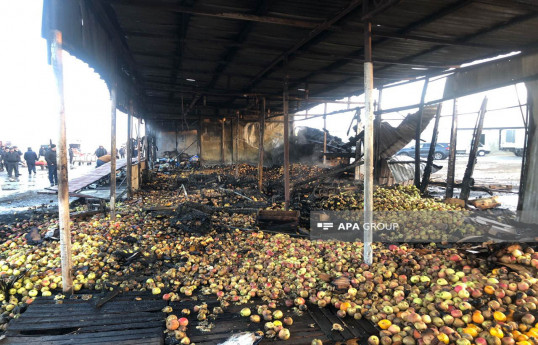 Sumqayıtda bazarda yanğın olub - FOTO 