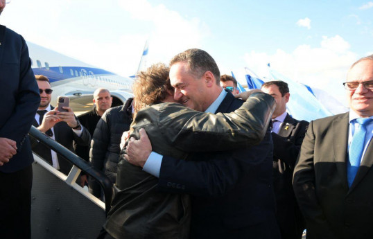 İsrail XİN rəhbəri Argentina Prezidentini hava limanında qarşılayır