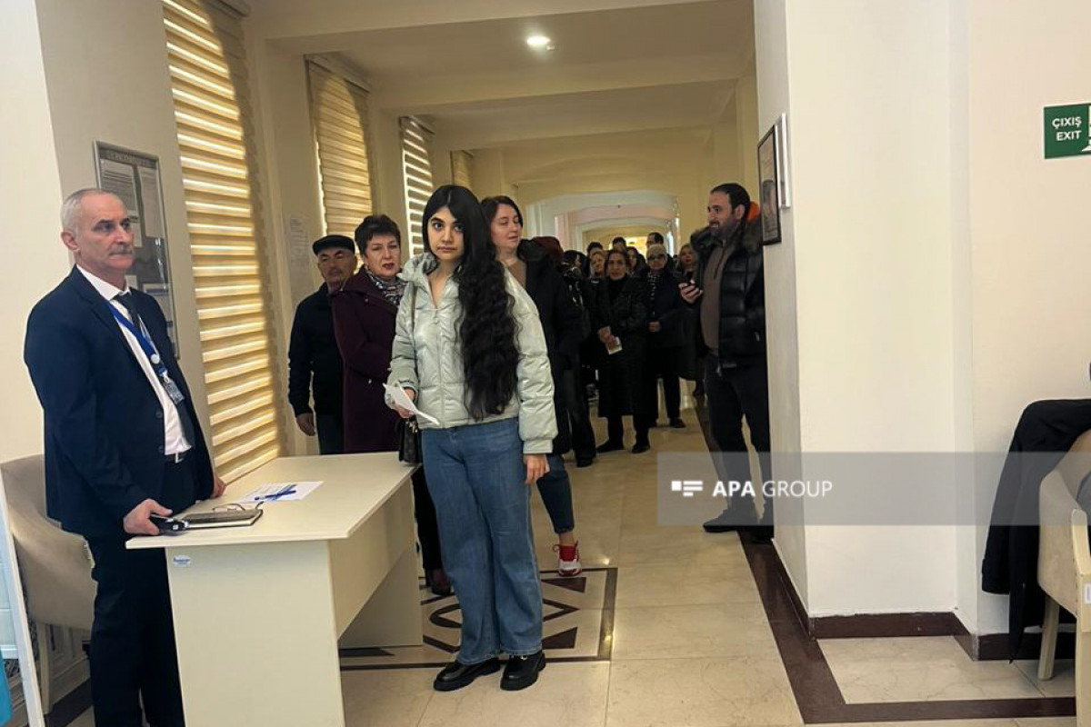 Nəsimi rayonu 23 saylı seçki dairəsinin 14 saylı seçki məntəqəsində "exit-poll" aparılır