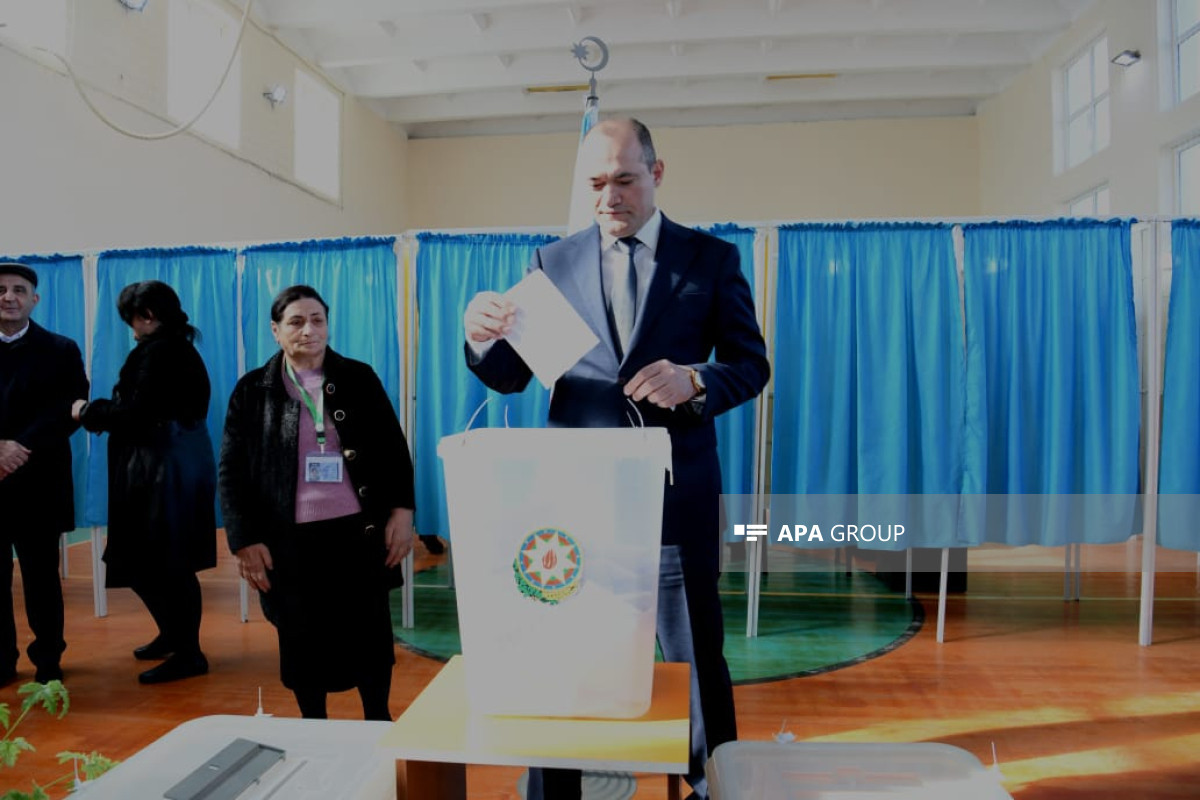 Prezidentliyə namizəd Razi Nurullayev səs verib - FOTO 