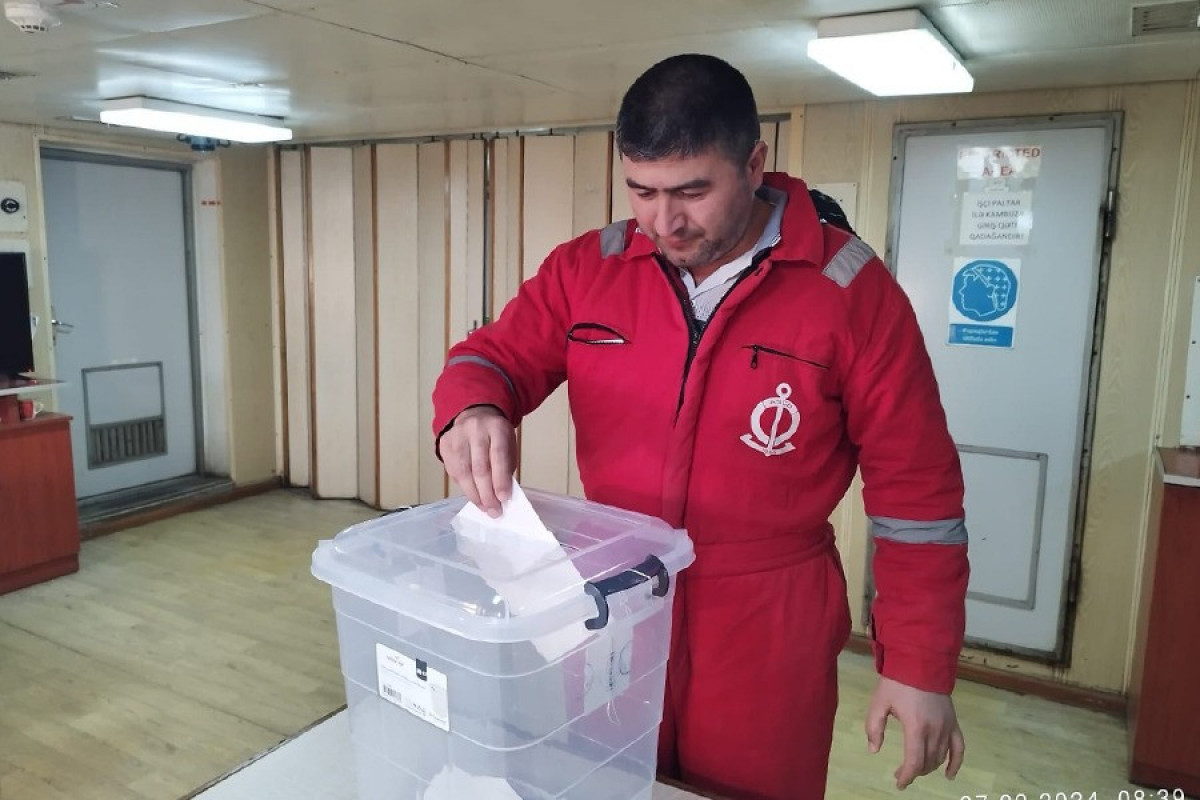 Dənizçilər seçkilərdə iştirak ediblər - FOTO 