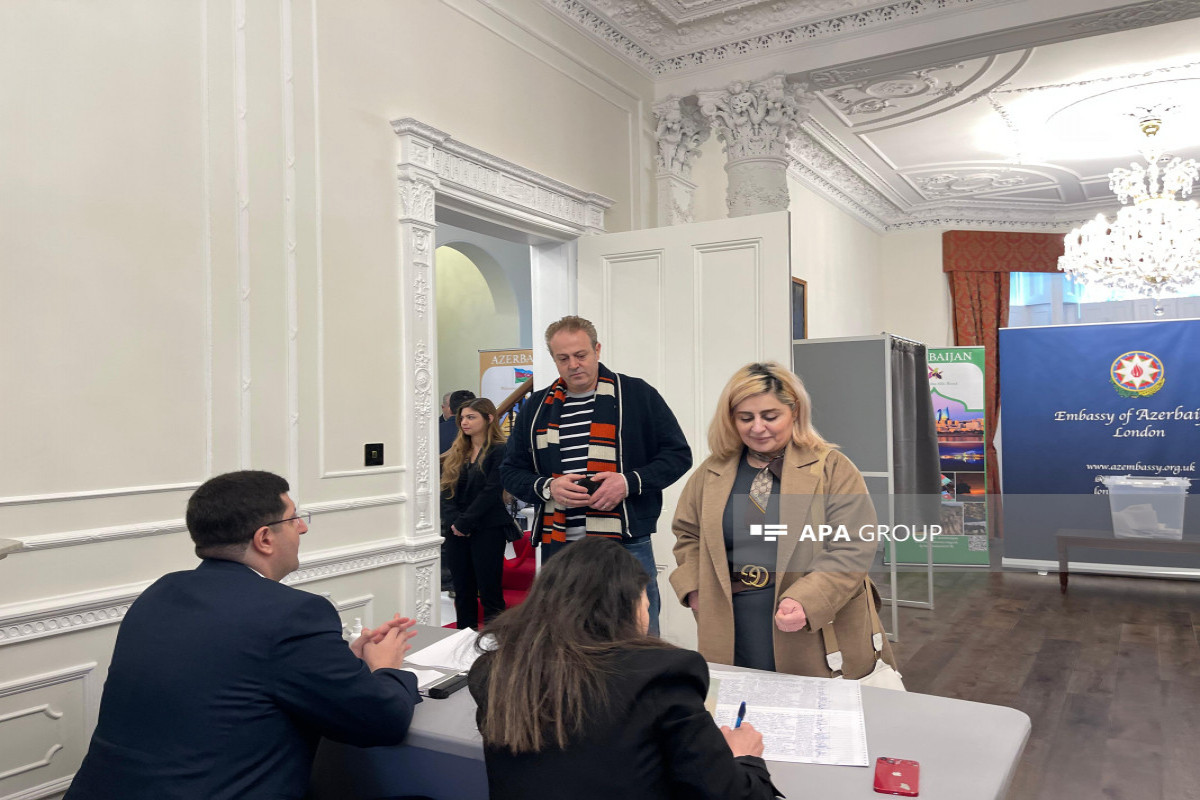Azərbaycanın Londondakı səfirliyində səsvermə keçirilir - FOTO 