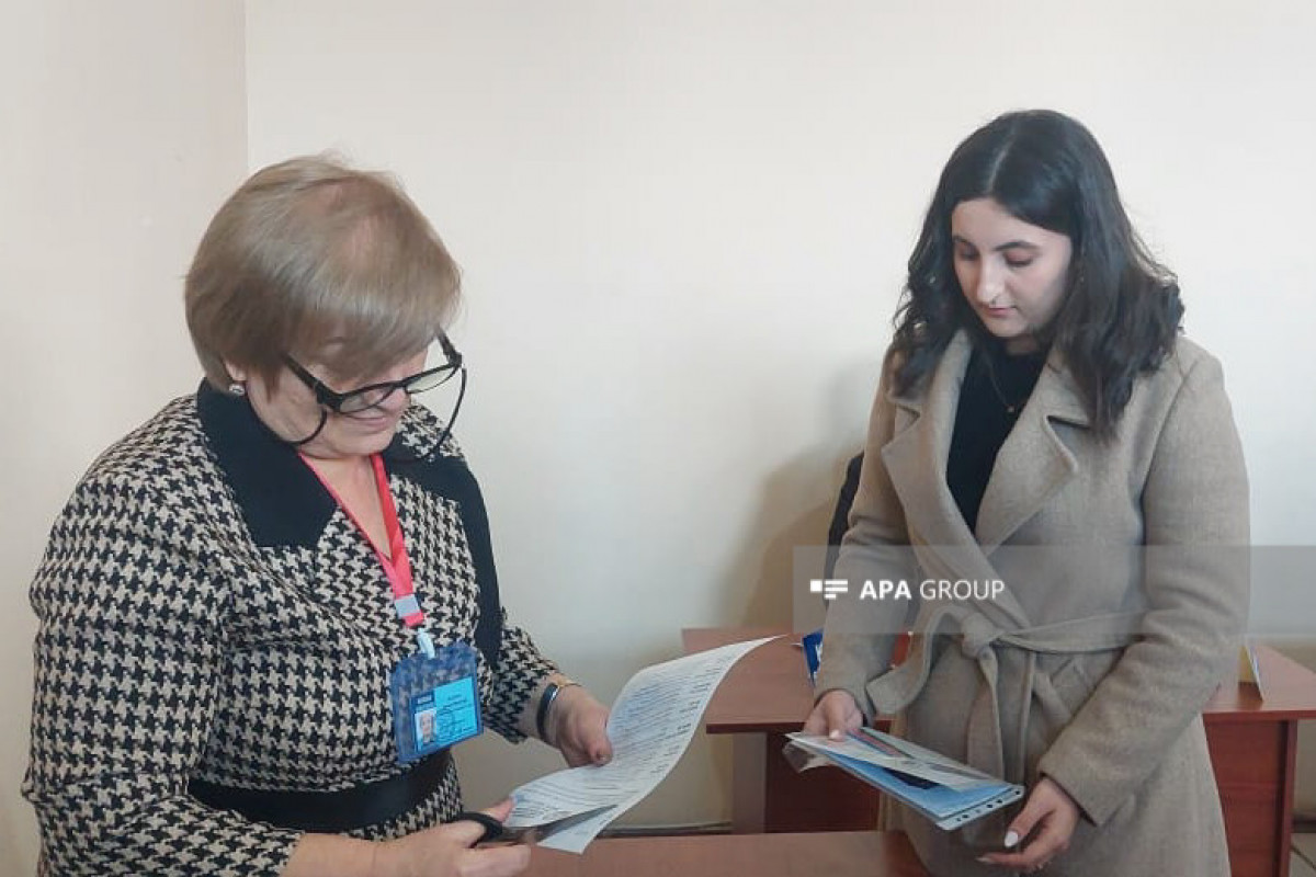 Gəncədə bu gün 18 yaşı tamam olan 2 tələbə səs verib