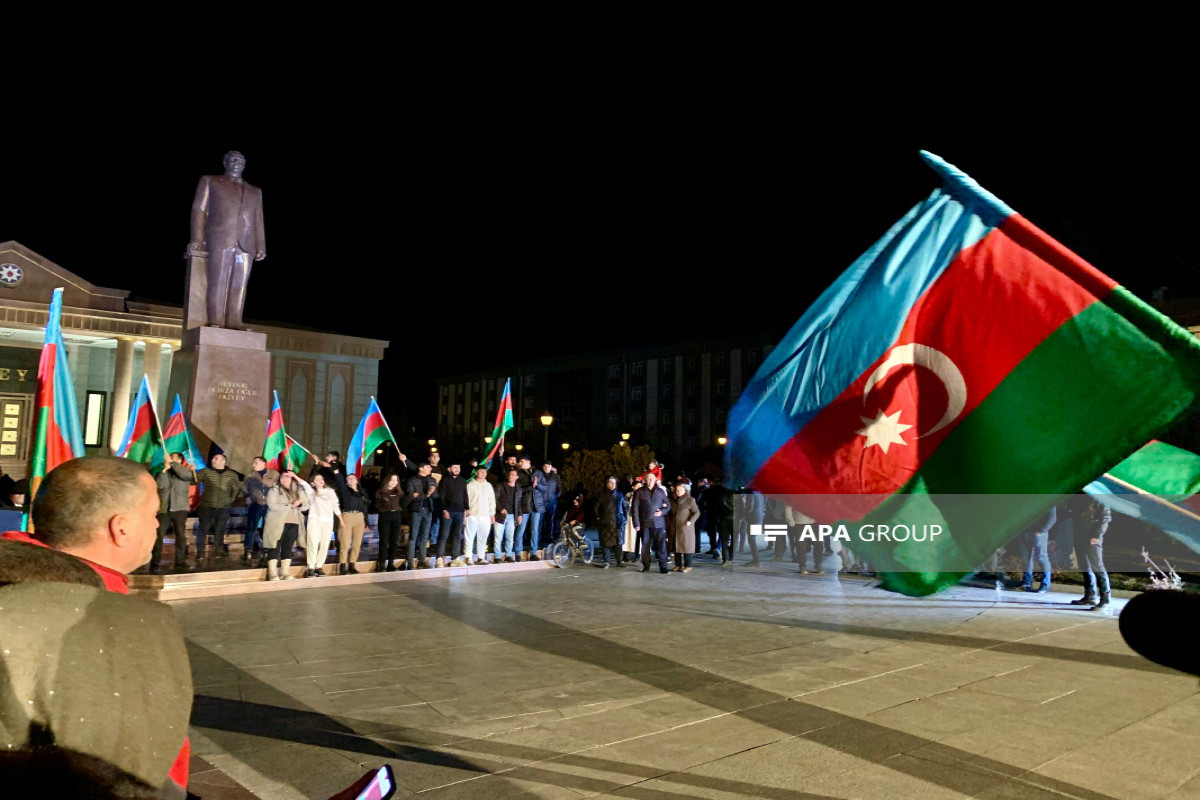 Naxçıvanda sakinlər Prezident İlham Əliyevin qələbəsini qeyd edirlər - FOTO 