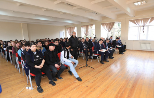Niyazi Bayramov 44 nömrəli məktəb-lisey kompleksində növbəti səyyar qəbul keçirib - FOTO 
