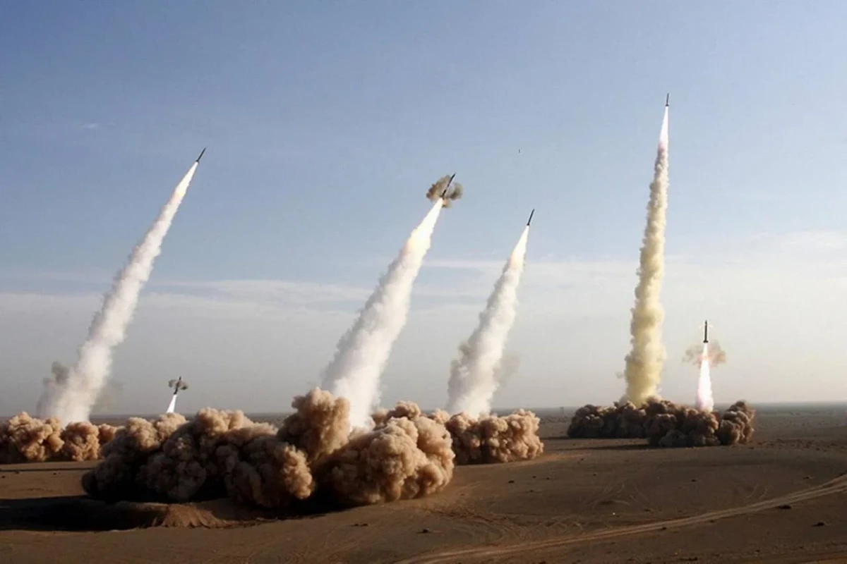 İran Hərbi Dəniz Qüvvələri uzaqmənzilli ballistik raketi uğurla sınaqdan keçirib